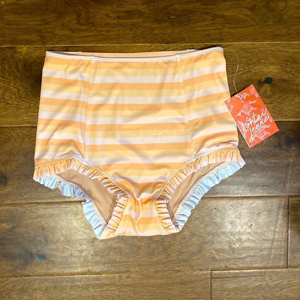 NWT Kortni Jeane Ruffle bottom